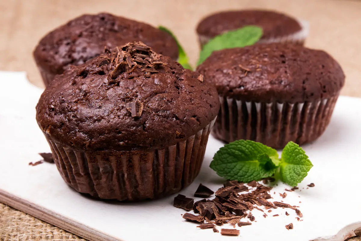 Muffin proteico de chocolate: o lanche saudável que conquista seu dia